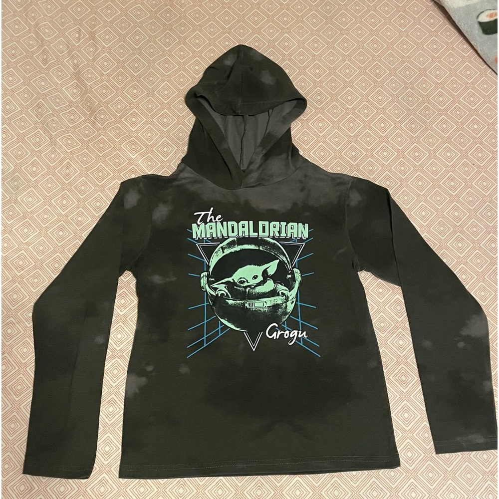 Star Wars long sleeved two toned shirt with a hoodie, size 6/7.